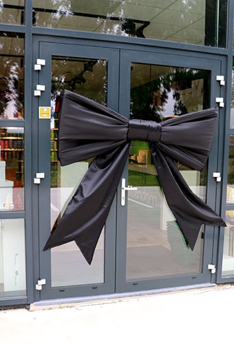 Mega Schleife SchleifeXXL Schwarz 150x75cm & Grosser Saugnapf