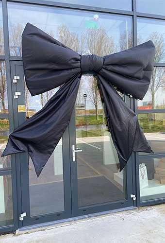 Mega Schleife SchleifeXXXL Schwarz 200x100cm & Grosser Saugnapf