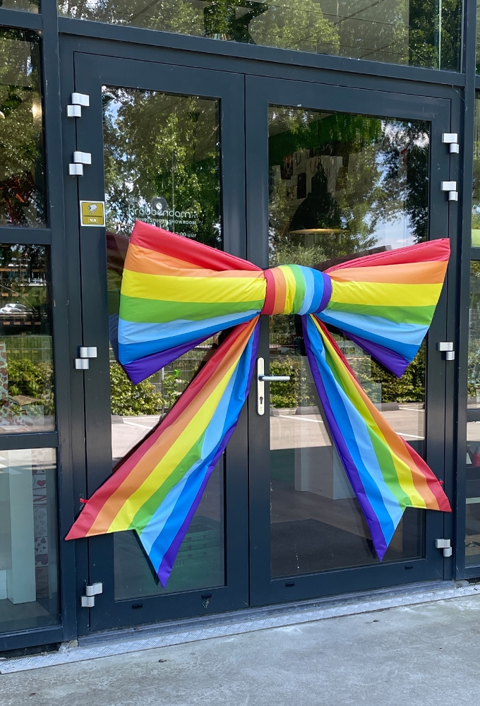 Mega Schleife SchleifeXXL Regenbogen 150x75cm mit Saugnapf